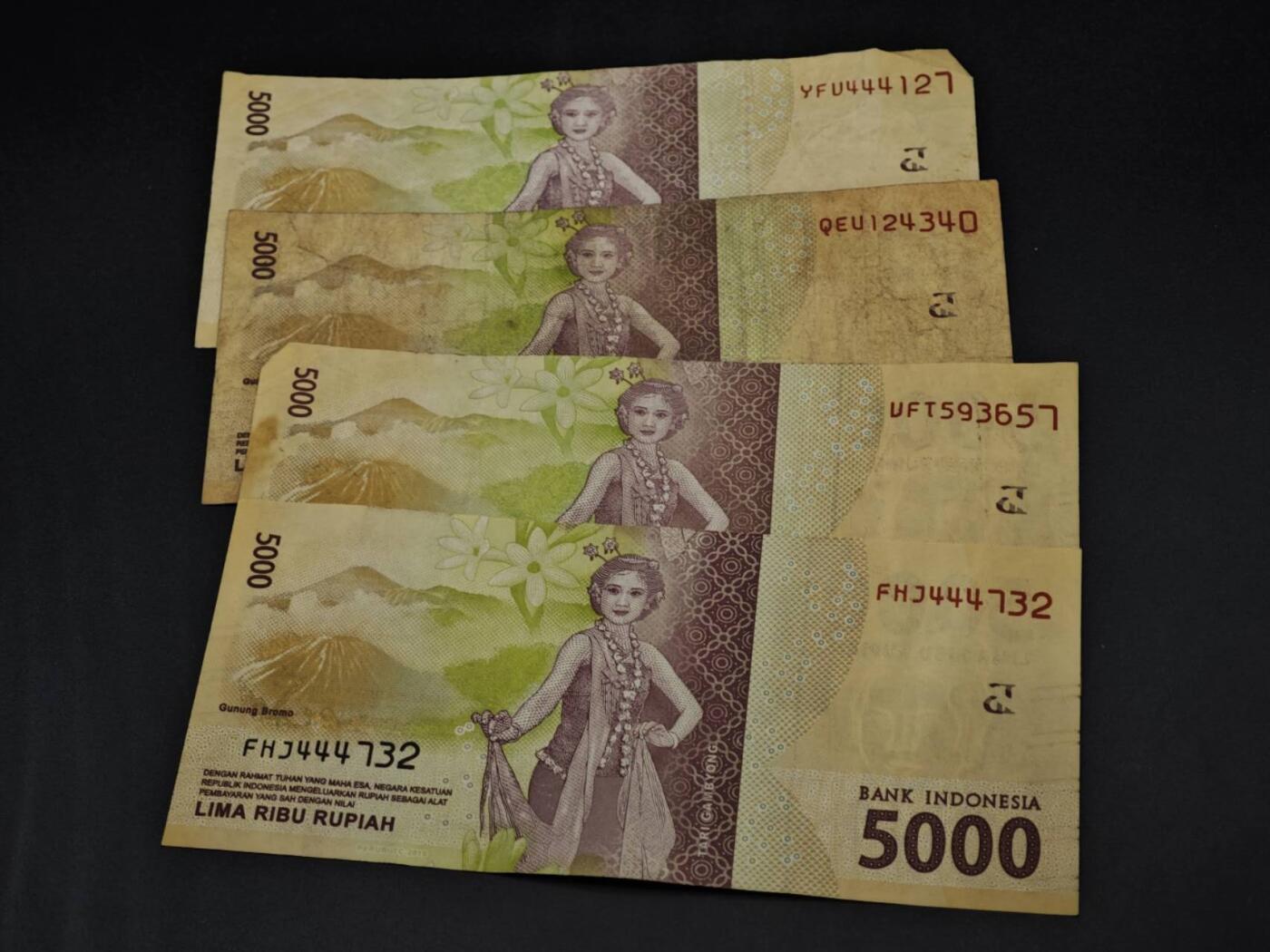 【淘币小摊】限时拍第八百五十二拍  无佣金福利纸币场  满百包邮可预留两周  周一统一发货  印尼5000卢比纸币4张【有折】