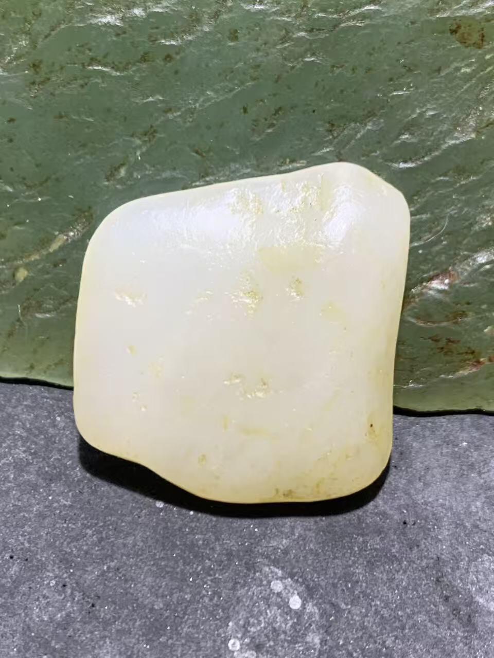 精美洒金皮和田白玉独籽原石一颗