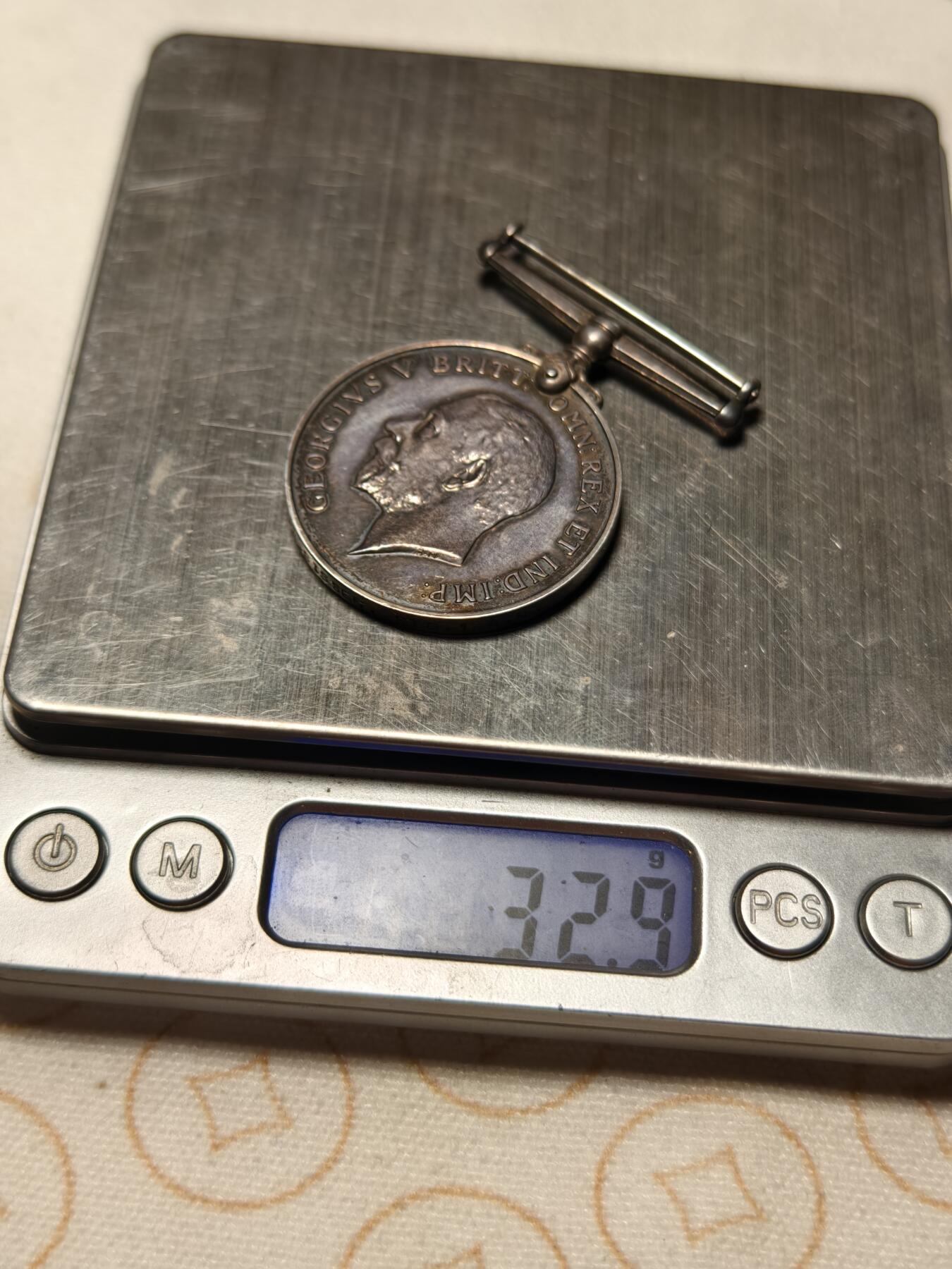 抚柳草堂-第十期章牌钱币  奖章勋章限时免佣 满百包邮 放漏专场 1918英国一战战争奖章 银制 重1盎司925银 原绶带带边铭 去掉绶带重32.9g 银料价超650了