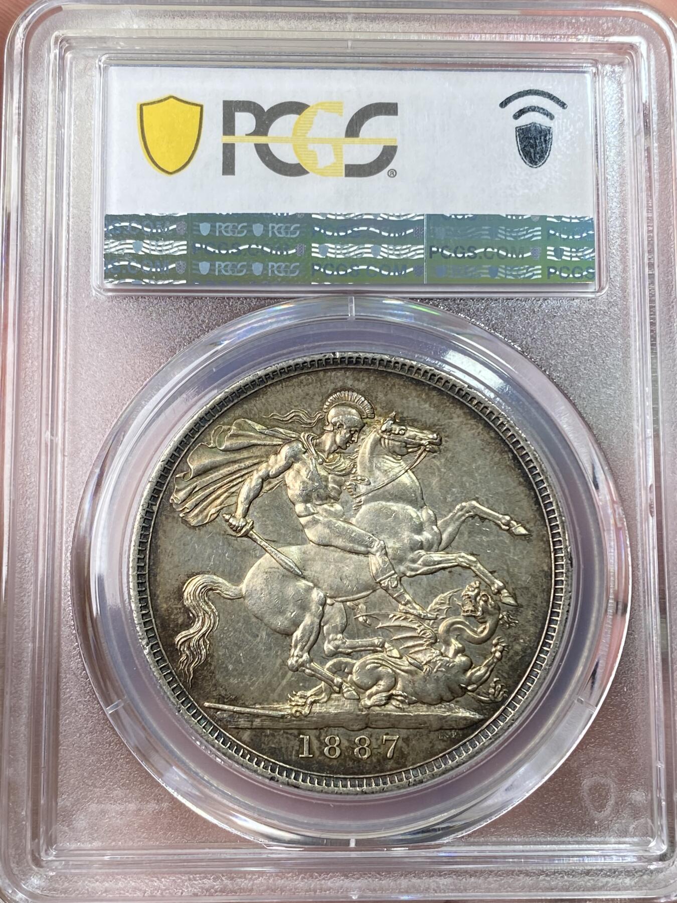 万国钱币拍卖第059期 PCGS MS61 1887年英国维多利亚女皇高冠克朗马剑 双面淡金包浆 高点细节极佳 轻微类镜面质感