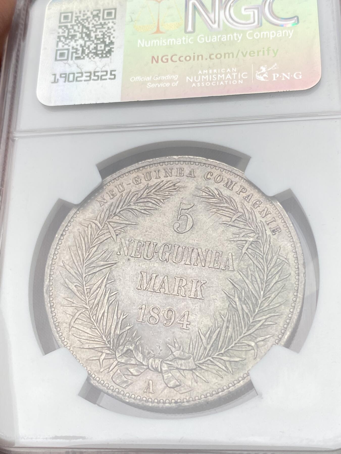 万国钱币拍卖第059期 NGC MS62 1894年德国殖民地德属新几内亚天堂鸟5马克大银 德属大名誉品种 炫技式的华丽天堂鸟雕刻 好品银主币更是极其难得 其繁复细节令人叹为观止 原味青灰包浆 越来越贵的存在