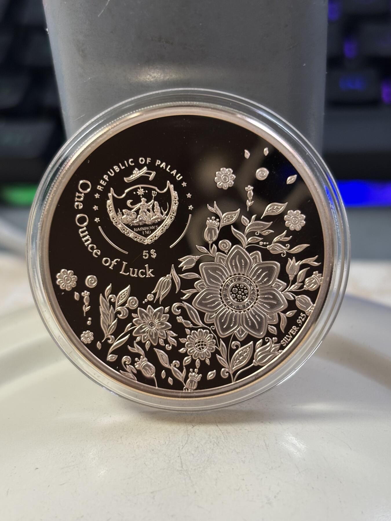 第189期拍卖 帕劳2020年幸运草系列镶嵌四叶草1盎司玫瑰金银币，999银镀金，发行2022枚，币有工艺问题，没有黑色纸套