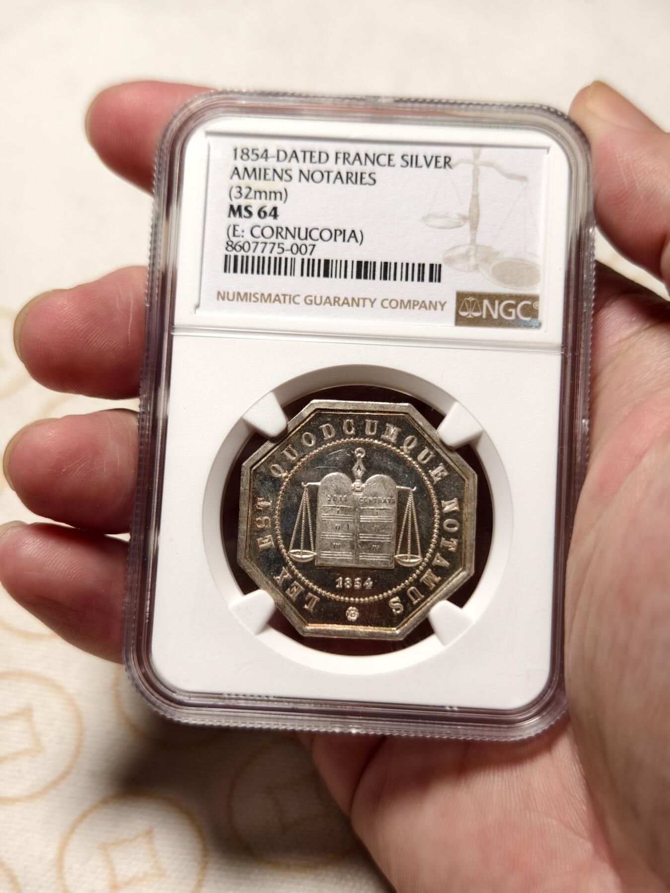 抚柳草堂-第十期章牌钱币  奖章勋章限时免佣 满百包邮 放漏专场 1854NGC MS64 法国亚眠公证处八角银章 极美品PL底板 950银丰饶角银标