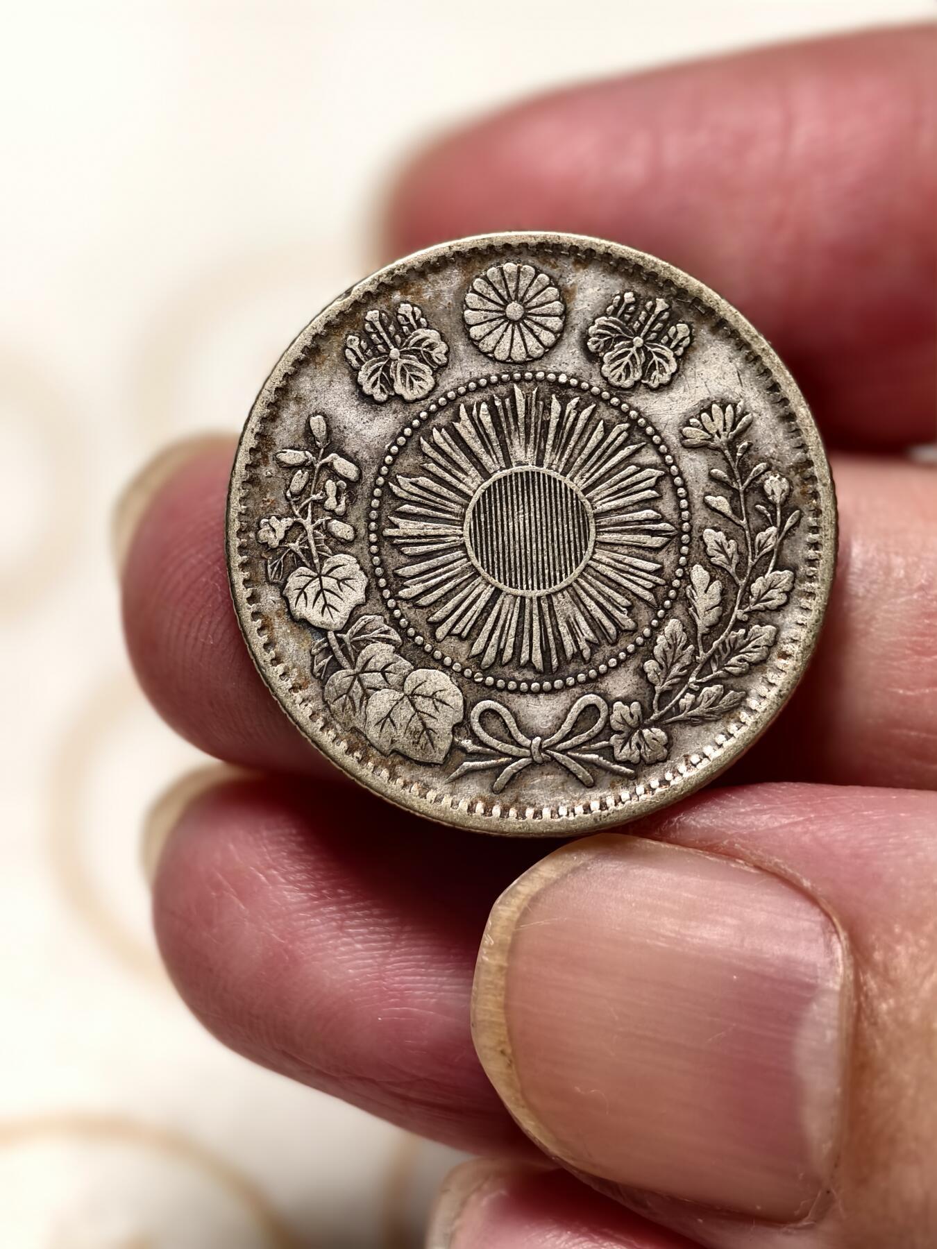 抚柳草堂-第十期章牌钱币  奖章勋章限时免佣 满百包邮 放漏专场 1871日本旭日龙二十钱银币 早期明治四年重5.1g 极美品细节好全龙鳞黄油彩光