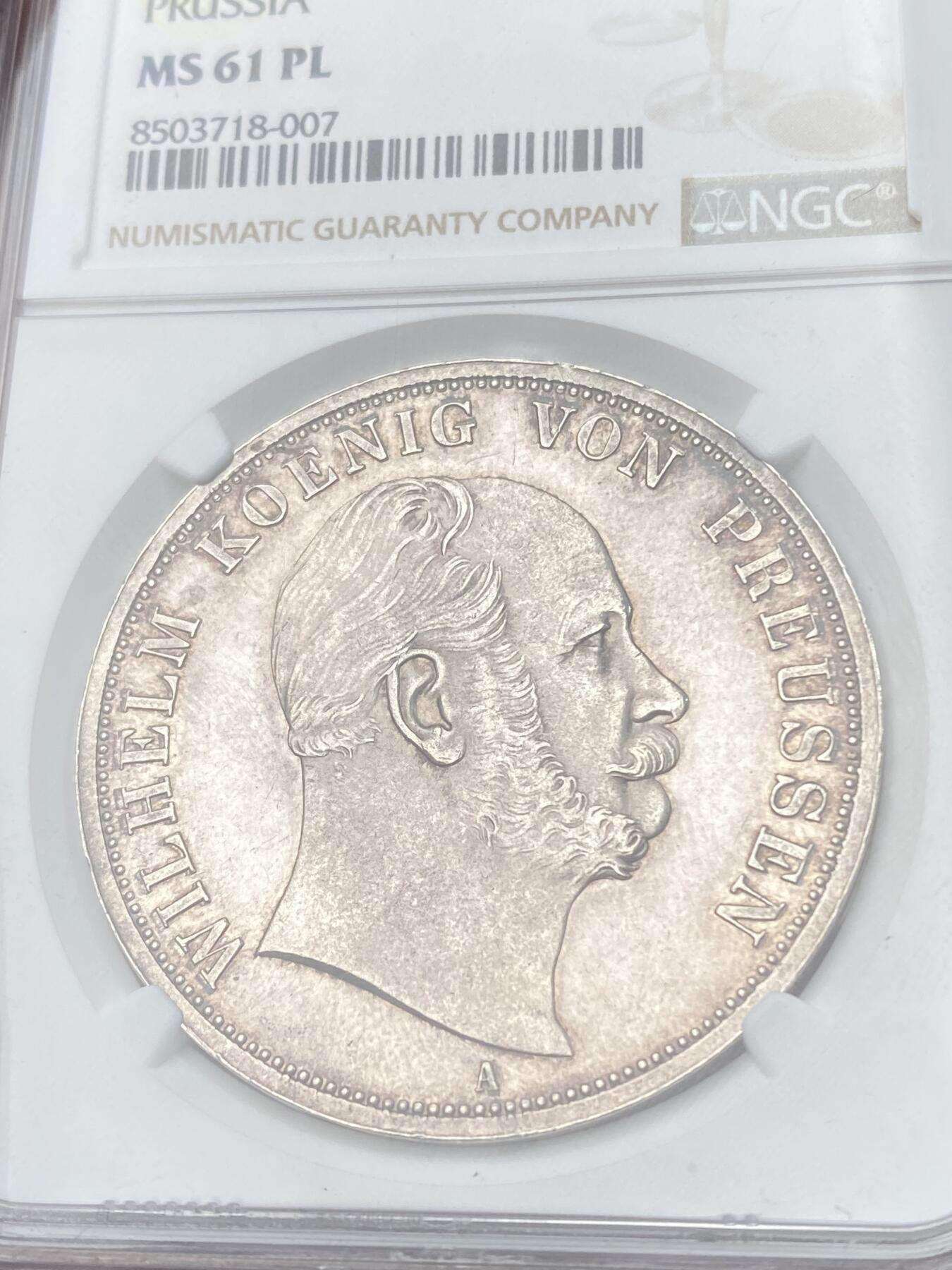 万国钱币拍卖第059期 NGC MS61PL 1871年德国普鲁士威廉一世鹰徽2泰勒 铸造于普法胜利年份的普鲁士大鸟 同时也是普鲁士2泰勒的关门年份 1134枚的发行量决定了其当之无愧的大Key地位 淡彩高浮雕镜面喷砂质感  难得一见的收藏品质 NGC唯一冠军分