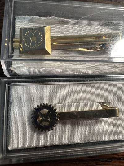 蒂克钱币-第55场 日本章 企业章拍卖 - 日本 菊纹和CSDF 自卫队 领带夹 两枚