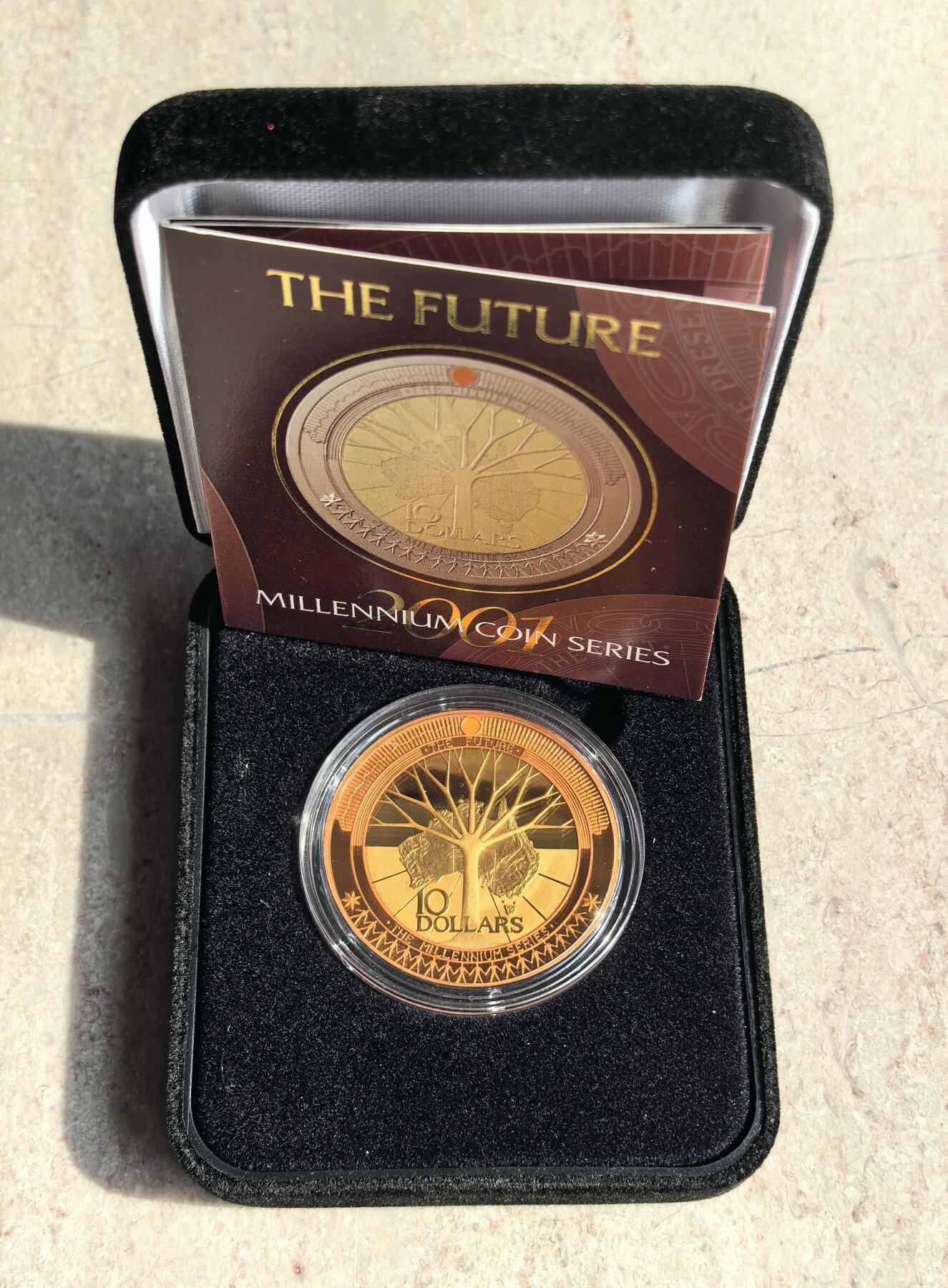 博洋堂世界钱币拍卖第158期（全场包邮） 2001年澳大利亚10元铜银双金属币 千禧系列-未来 外圈999%铜 中心999%银镀24K金 33.15克 盒证全 发行量：2万