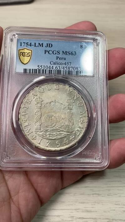 万国钱币拍卖第059期 PCGS MS63 1754西属秘鲁地球双柱8里亚尔银币 大名鼎鼎的利马厂铸造 西班牙大航海时代的产物 美国本土一直到1857年才终止了其作为货币流通的功能 此枚双面原光层极其饱满 打制深峻 不可多得的一枚典藏级地球 PC亚军分更高仅一枚 HA最近两枚同年份63成交价都在7200美金 此次贴脸入手机会切勿错过