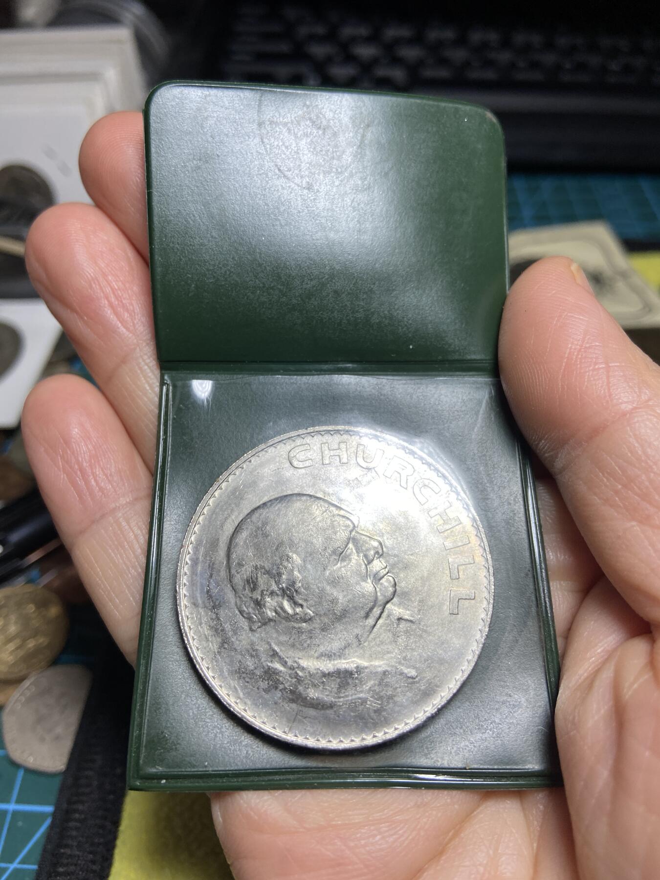 2026年第十四场(总第一百八十三场）外国好品散币场(免佣金) 威廉姆斯·迪肯银行原装全新–英国🇬🇧1965年1克朗(丘吉尔逝世纪念币)