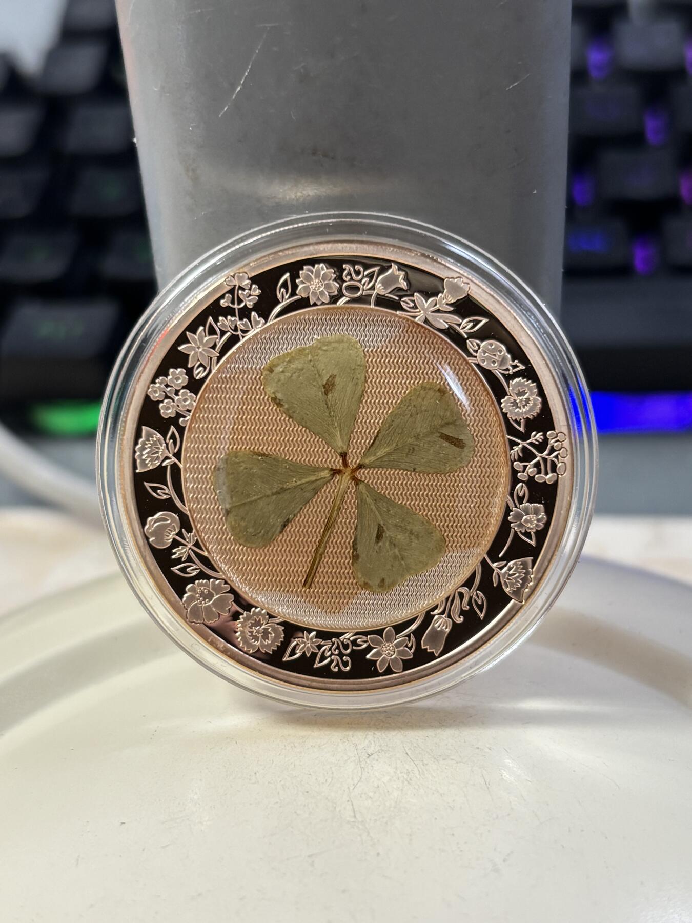 第189期拍卖 帕劳2020年幸运草系列镶嵌四叶草1盎司玫瑰金银币，999银镀金，发行2022枚，币有工艺问题，没有黑色纸套