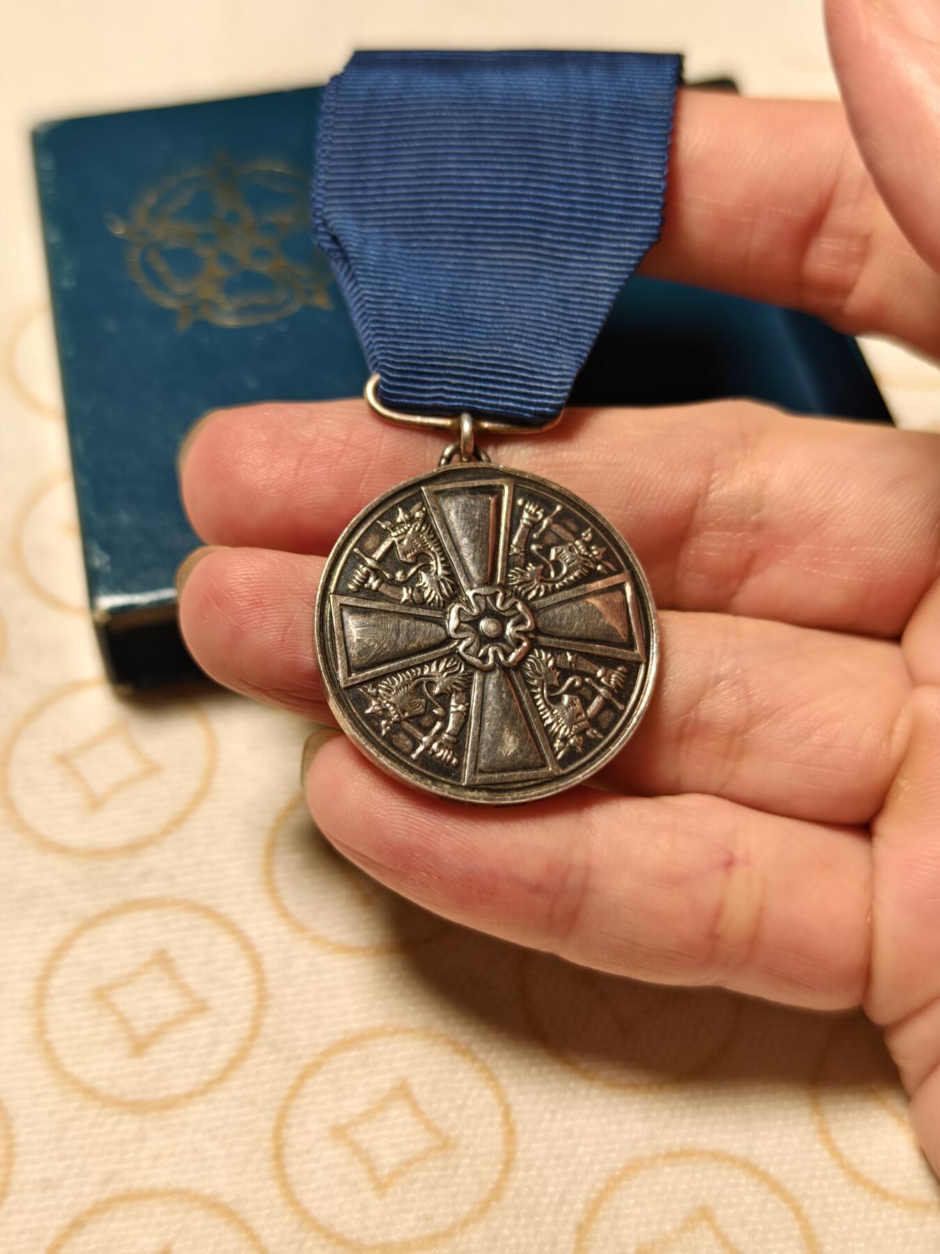 抚柳草堂-第十期章牌钱币  奖章勋章限时免佣 满百包邮 放漏专场 芬兰二级白玫瑰奖章 原盒极美品 银质四标齐全 去掉绶带净重14.7g