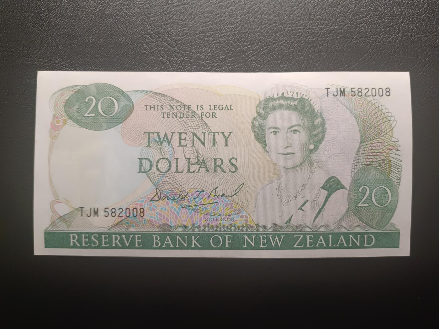 2026一月第四期，总214期 新西兰1985版20元UNC-无47，中年女王和鸽子