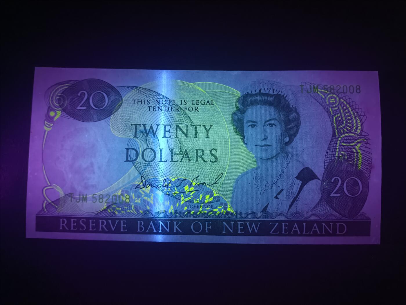 2026一月第四期，总214期 新西兰1985版20元UNC-无47，中年女王和鸽子