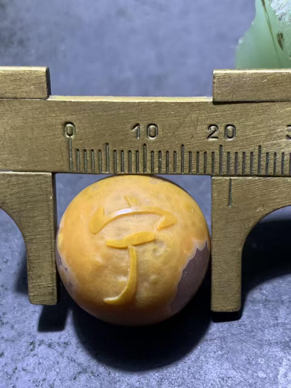 精美冰飘心风化鱼籽纹战国红玛瑙手工雕刻宁圆珠一颗！