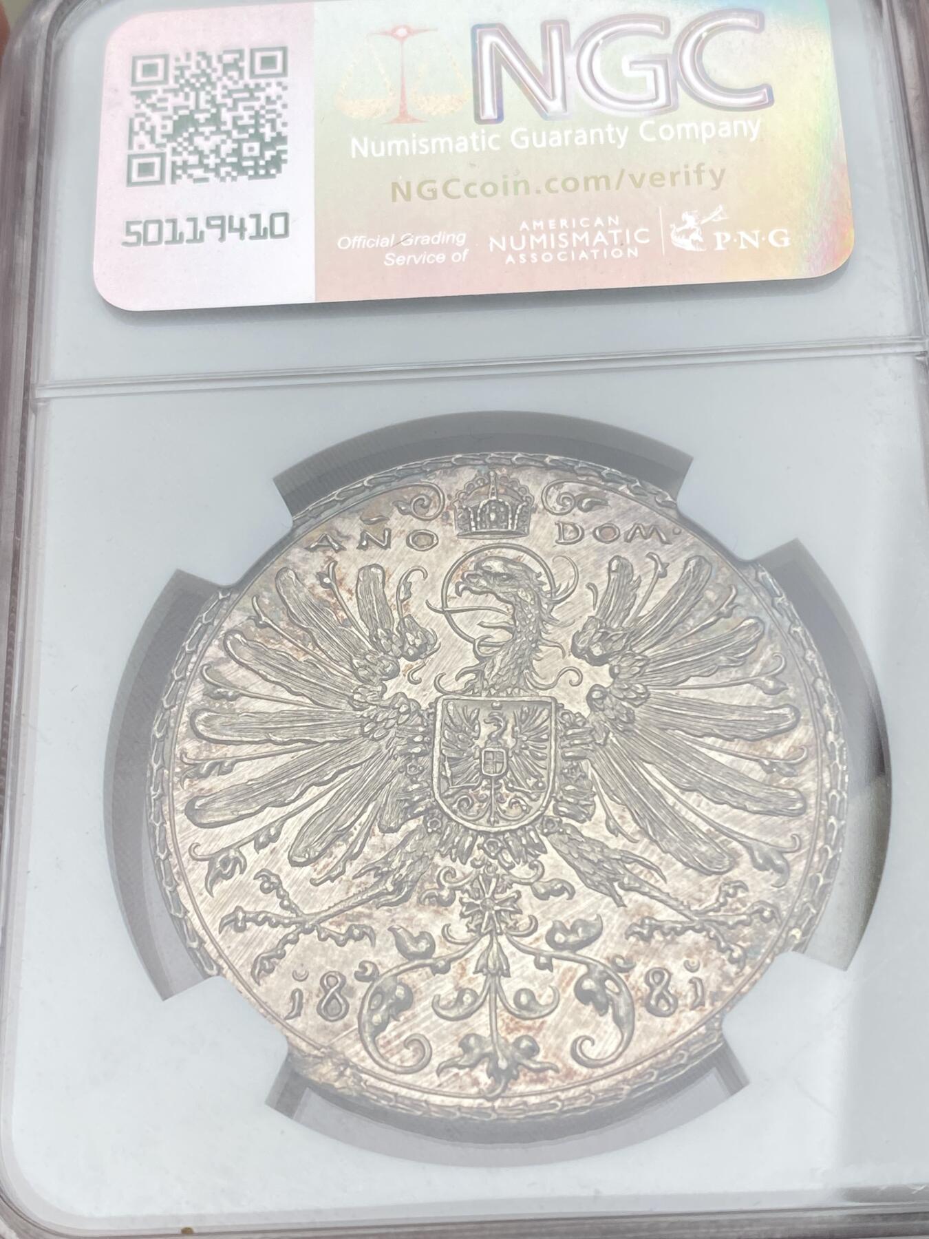 万国钱币拍卖第059期 NGC MS64 1881年德国巴伐利亚慕尼黑联邦射击节大银章 罕见镜面欧陆五彩高浮雕状态 喷砂感极强 慕尼黑徽章与弩箭完美结合 