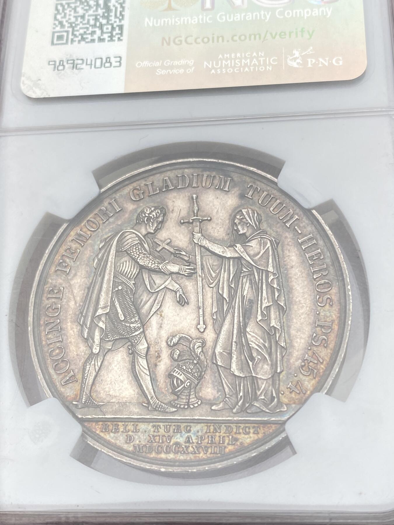 万国钱币拍卖第059期 NGC AU58 1828年沙皇俄国向奥斯曼土耳其宣战大银章 正面为沙皇尼古拉斯一世，背面为宗教拟人化的女牧师形象向身穿盔甲的尼古拉斯用十字架祈福，并将圣剑赐予沙皇。此品种共有银铜两种材质，银质罕见，NGC仅有两枚评级记录。2019年昆克裸币成交价约合人民币1.2万。