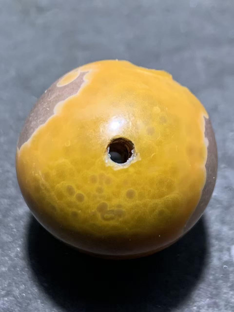 精美冰飘心风化鱼籽纹战国红玛瑙手工雕刻宁圆珠一颗！