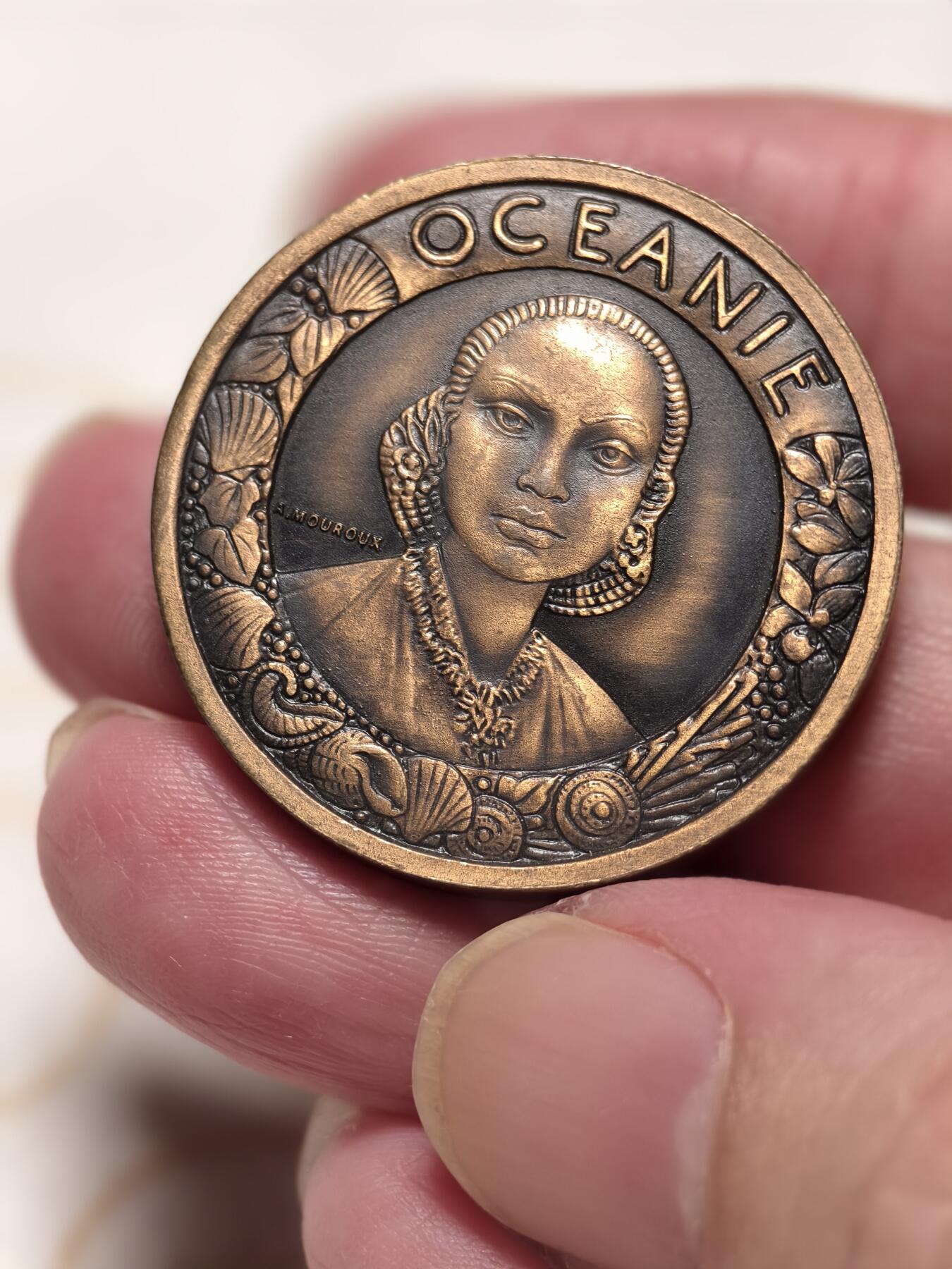 抚柳草堂-第十期章牌钱币  奖章勋章限时免佣 满百包邮 放漏专场 1931法国巴黎殖民地国际博览会铜章 非常独特的一枚 大洋洲题材背面为爪哇风格的荷兰主馆 18.4g 32mm