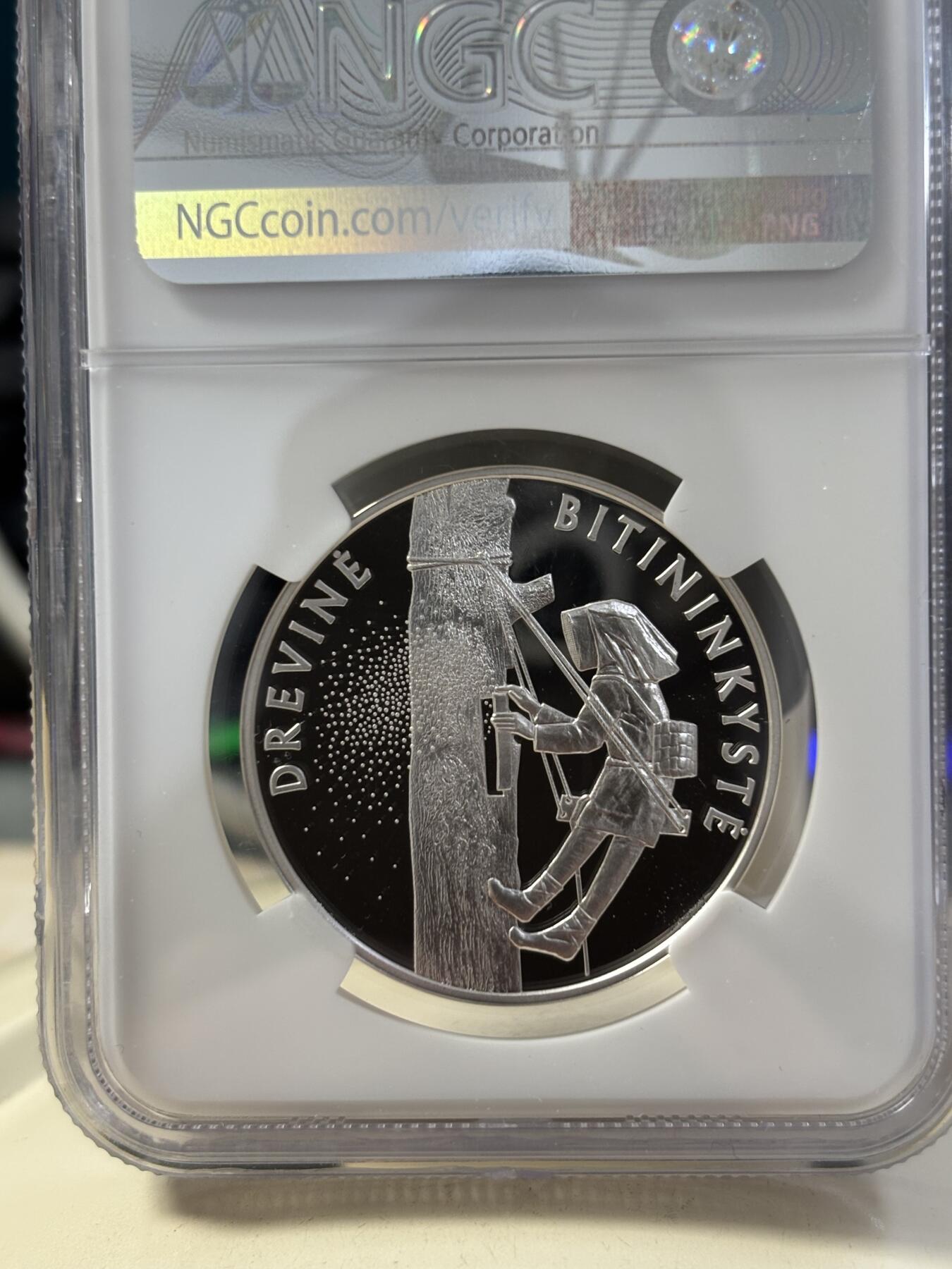 第189期拍卖 立陶宛2020采蜂人镀金纪念银币NGC-PF70首期无原盒证书，23.33克，925银镀金，发行量2500枚