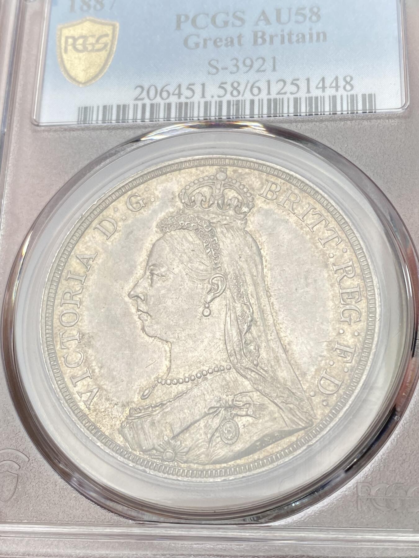 万国钱币拍卖第059期 PCGS AU58 1887年英国维多利亚女皇高冠马剑克朗  浮雕感圣乔治屠龙 原味淡彩状态舒适