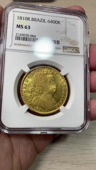 万国钱币拍卖第059期 NGC MS63 1810年巴西摄政皇太子若昂六世6400瑞斯金币 里约热内卢造币厂铸 全深打金光迸发 黄金盾徽异常华丽 其规格等同于西班牙4埃斯库多 洼地品种 典藏级品质 14.34g
