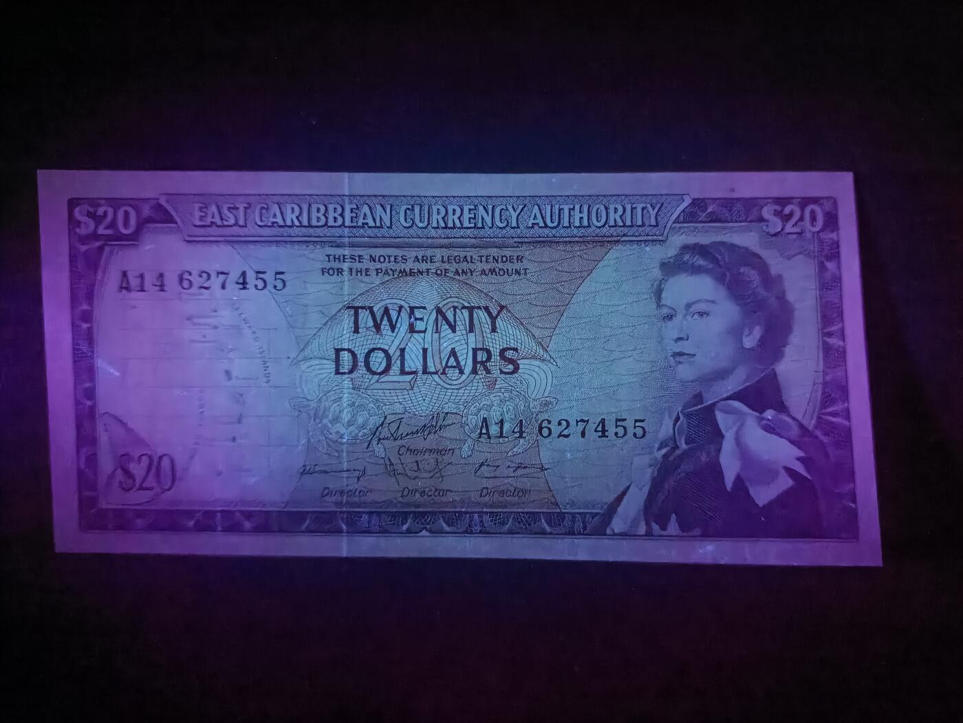 2026一月第四期，总214期 东加勒比共同体1965版20元AUNC，戎装女王和椰林海滩，少见早期中高面值
