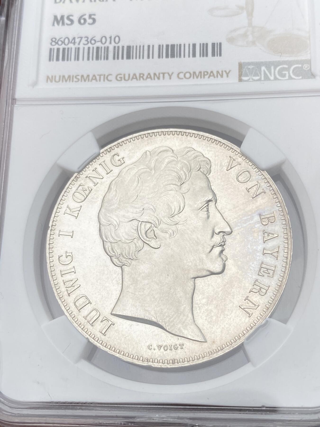 万国钱币拍卖第059期 NGC MS65 1837巴伐利亚路德维希一世货币联盟历史2泰勒 纪念1837年南德六邦在慕尼黑签署《慕尼黑货币协议》，决定停发王冠泰勒，转而以传统的古尔登为单位发行货币，2泰勒面值等于3.5古尔登，而此枚历史2t也就成为了邦国协议2泰勒的开山之作。 类镜面喷砂PL质感顶级BU状态 NGC唯一亚军分