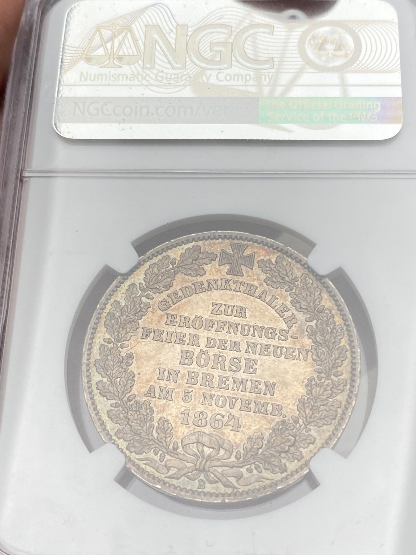 万国钱币拍卖第059期 NGC UNCD 1864年德国不莱梅证券交易所1泰勒 发行量仅5000枚联合泰勒名誉品种 其建筑细节刻画丝丝入扣 均匀香槟色五彩包浆非常养眼