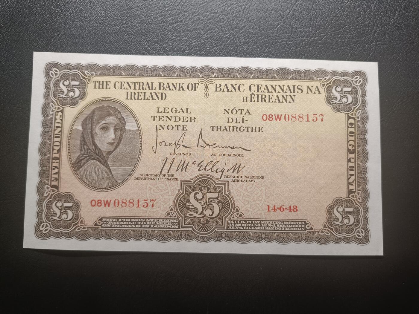 2026一月第四期，总214期 爱尔兰1948年5镑UNC-，早期下方有英爱两国货币互换协议的版本，爱尔兰人格化象征“拉维利夫人”