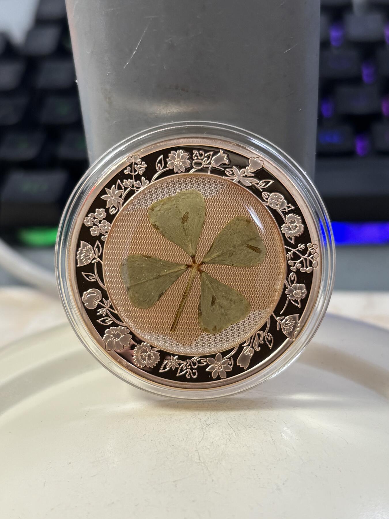 第189期拍卖 帕劳2020年幸运草系列镶嵌四叶草1盎司玫瑰金银币，999银镀金，发行2022枚，币有工艺问题，没有黑色纸套