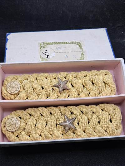 0元起拍勋章 第328期 咸鱼国勋章拍卖专场 1月25日（周日）下午6：00开始 - 98通礼少尉肩章带盒