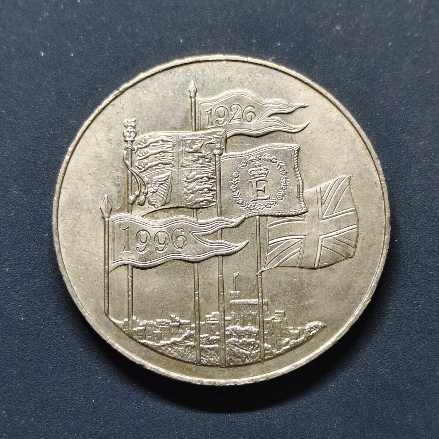 【全场包邮】纯粹捡漏拍496场-持续更新中 英国1996年5镑女王70大寿克朗型纪念币