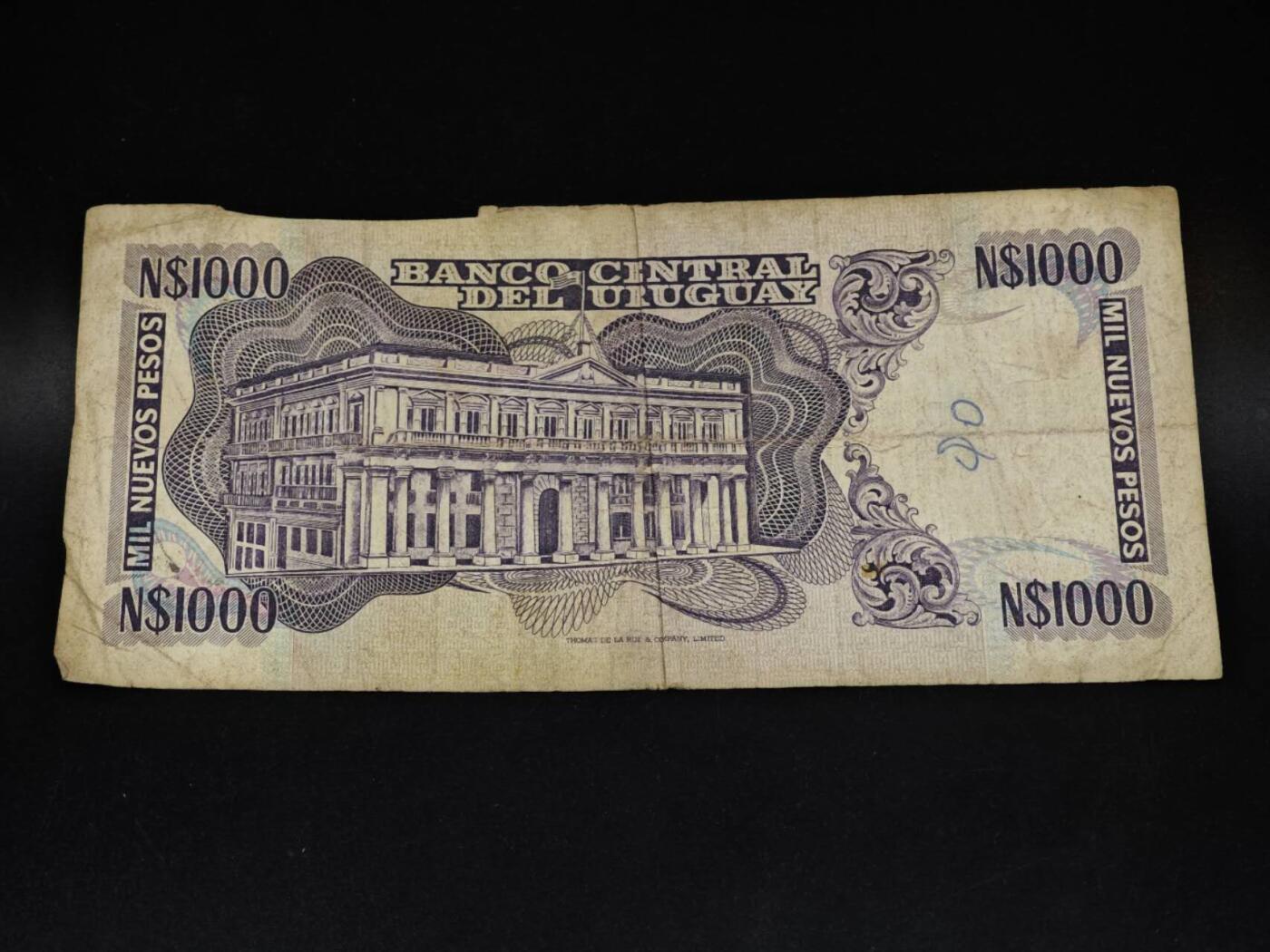 【淘币小摊】限时拍第八百五十二拍  无佣金福利纸币场  满百包邮可预留两周  周一统一发货  乌拉圭1000比索纸币【有折】