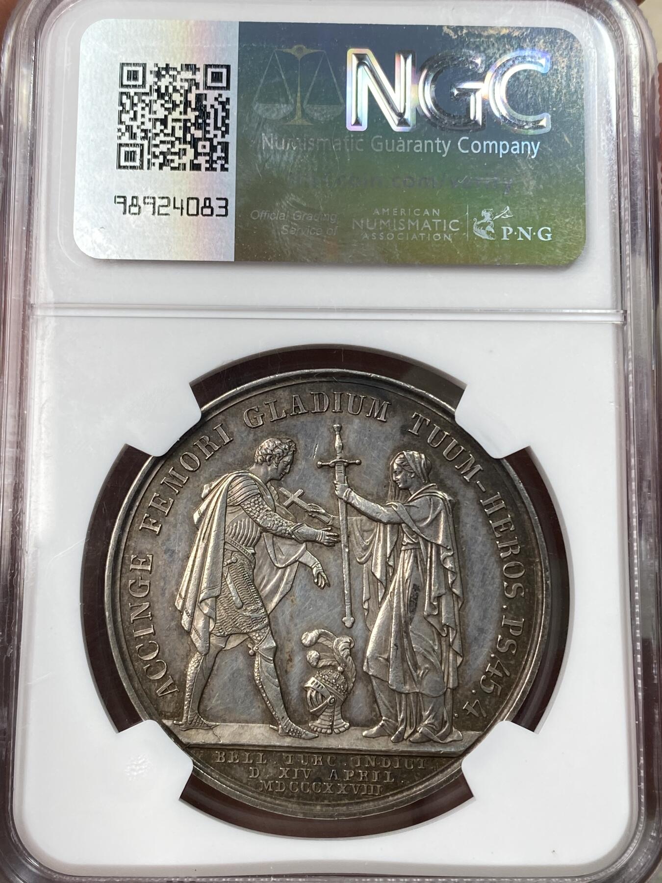 万国钱币拍卖第059期 NGC AU58 1828年沙皇俄国向奥斯曼土耳其宣战大银章 正面为沙皇尼古拉斯一世，背面为宗教拟人化的女牧师形象向身穿盔甲的尼古拉斯用十字架祈福，并将圣剑赐予沙皇。此品种共有银铜两种材质，银质罕见，NGC仅有两枚评级记录。2019年昆克裸币成交价约合人民币1.2万。