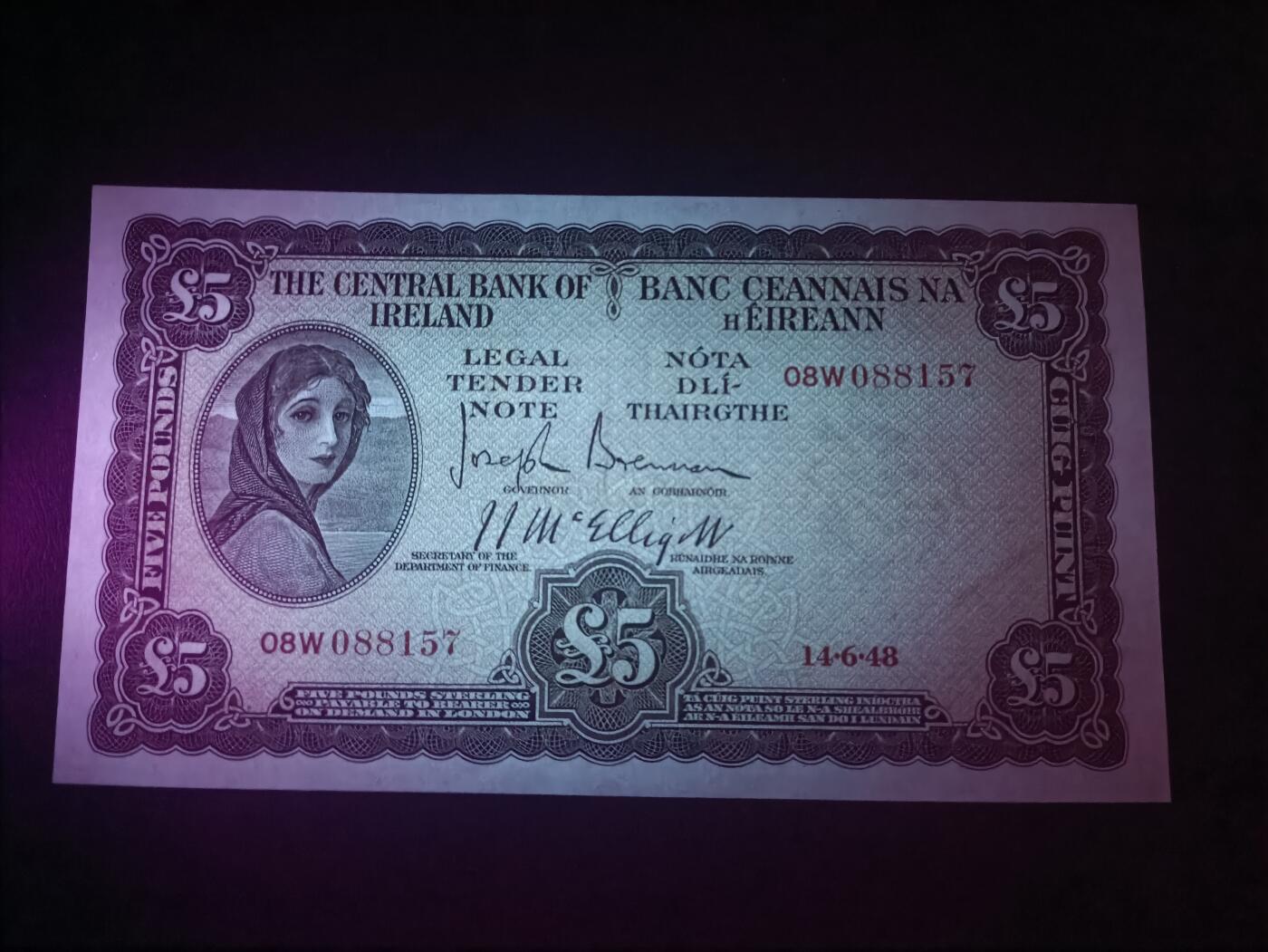 2026一月第四期，总214期 爱尔兰1948年5镑UNC-，早期下方有英爱两国货币互换协议的版本，爱尔兰人格化象征“拉维利夫人”