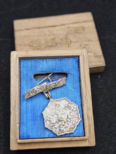 0元起拍勋章 第328期 咸鱼国勋章拍卖专场 1月25日（周日）下午6：00开始 - 美品 日本战时 爱国妇人会徽章带盒