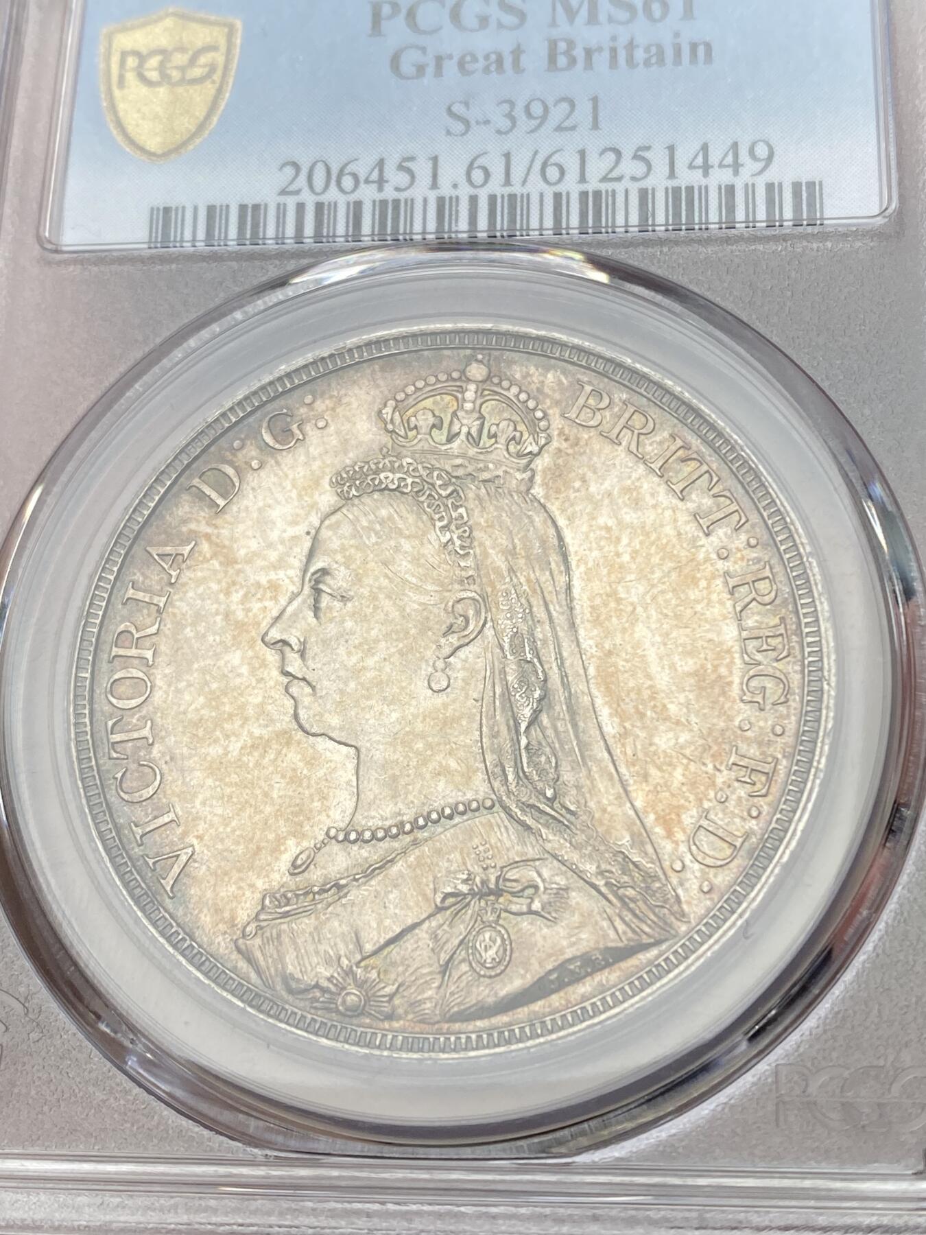 万国钱币拍卖第059期 PCGS MS61 1887年英国维多利亚女皇高冠克朗马剑 双面淡金包浆 高点细节极佳 轻微类镜面质感