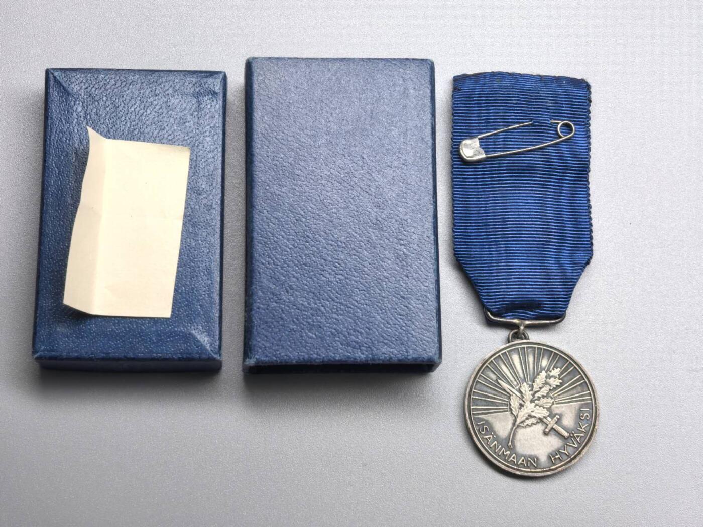 小驴勋章奖章收藏1月24日周六晚六点拍卖（珍爱和平，收藏战争，铭记历史，勿忘国耻，忠党爱国。有偿代拍，送拍规则在简介最后，参拍须阅读规则后再参拍，关系到运费包装发货时效真假辨别等关键信息，拍卖时不再发原图，看大图店主微信码在拍卖店铺介绍里） 芬兰二级白玫瑰奖章带盒，边铭银标厂标年份标