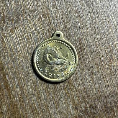 【春节前最后一拍，下一场3.3号】★第139场★散币场。不寄存，30包邮。不满30元，支付5元运费。《接受代拍 代送NGC评级》 - 38【无寄存】星座吊坠一枚 可做吊坠手链等 两面不同星座