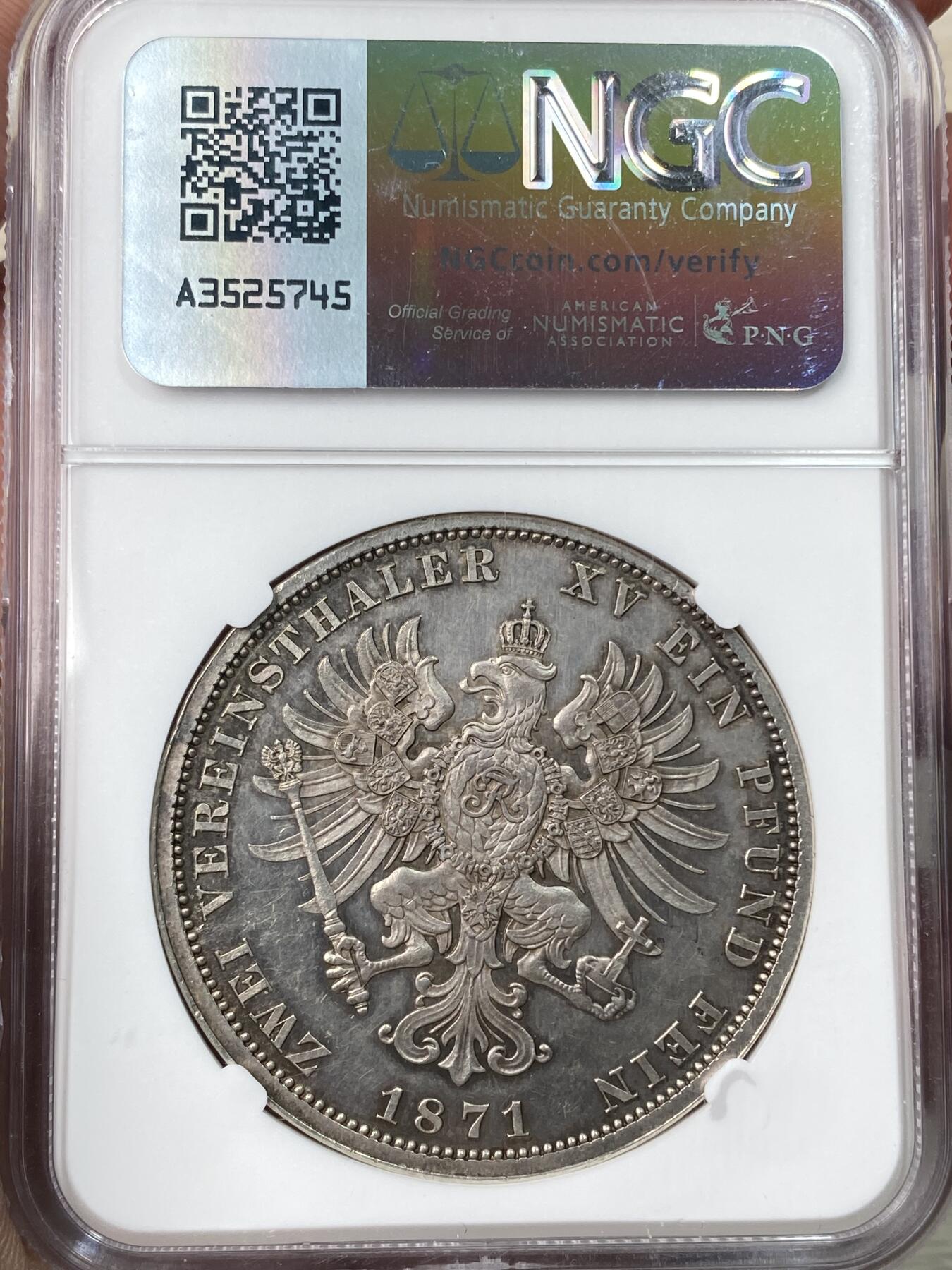 万国钱币拍卖第059期 NGC MS61PL 1871年德国普鲁士威廉一世鹰徽2泰勒 铸造于普法胜利年份的普鲁士大鸟 同时也是普鲁士2泰勒的关门年份 1134枚的发行量决定了其当之无愧的大Key地位 淡彩高浮雕镜面喷砂质感  难得一见的收藏品质 NGC唯一冠军分