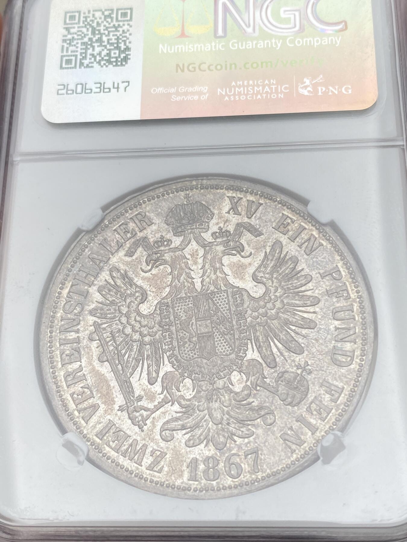 万国钱币拍卖第059期 NGC MS63 NGC MS63 1867年奥地利弗朗茨一世双头鹰流通2泰勒 维也纳货币协议的产物 和常见的德国2泰勒形制一般无二 除了1857年发行的大名誉品南方铁路2泰勒外 奥地利只在1865~67三年间发行过流通2泰勒（其中65年为早期头像版 ） 1867年的发行量为8300枚 在流通2泰勒中算是非常少的存在 极其原味的纸袋包浆 完全未动过的原始状态 HA一月拍卖64分成交价8540美金