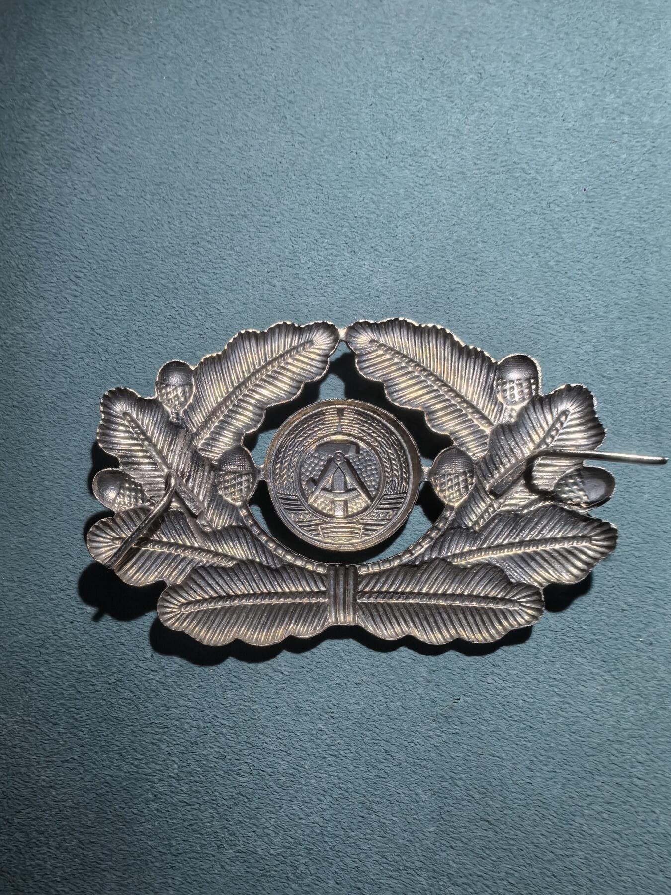 盛世勋华——号角文化勋章邮票专场拍卖第301期 东德人民军陆军军官大檐帽帽徽