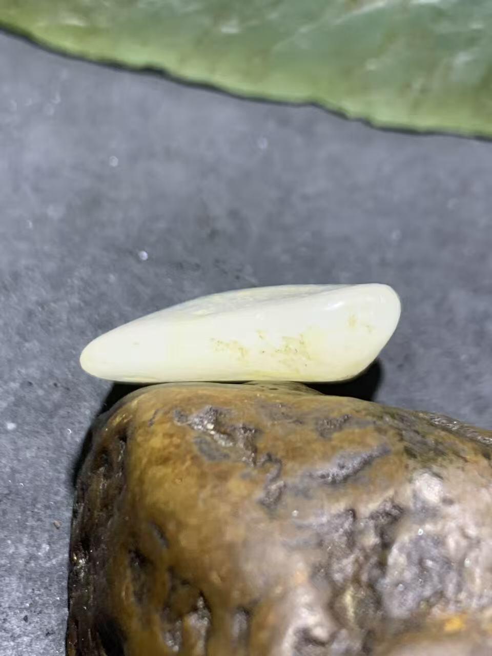 精美洒金皮和田白玉独籽原石一颗