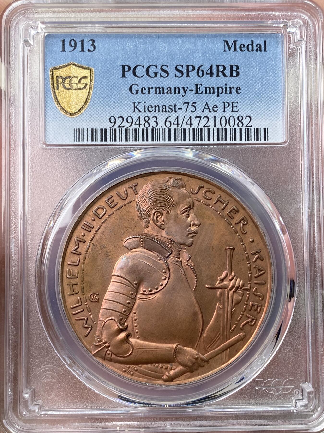 万国钱币拍卖第059期 PCGS SP64RB 1913年德国莱比锡战役百年纪念铜章 德章大神卡尔哥茨早期作品 40mm 唯一评级记录冠军分 罕见品种 高浮雕，精制工艺。丝滑底板拥有大量均匀的红棕色光泽，令人赏心悦目。设计极佳，精美绝伦。正面:德皇威廉二世身着铠甲半身像，手持宝剑与权杖，左侧有罕见的作者KG签名缩写。背面:裸体青年手持橡树叶，飞翔的德意志雄鹰伴其左右。莱比锡战役，又称民族会战。拿破仑惨败，被迫返回法国。