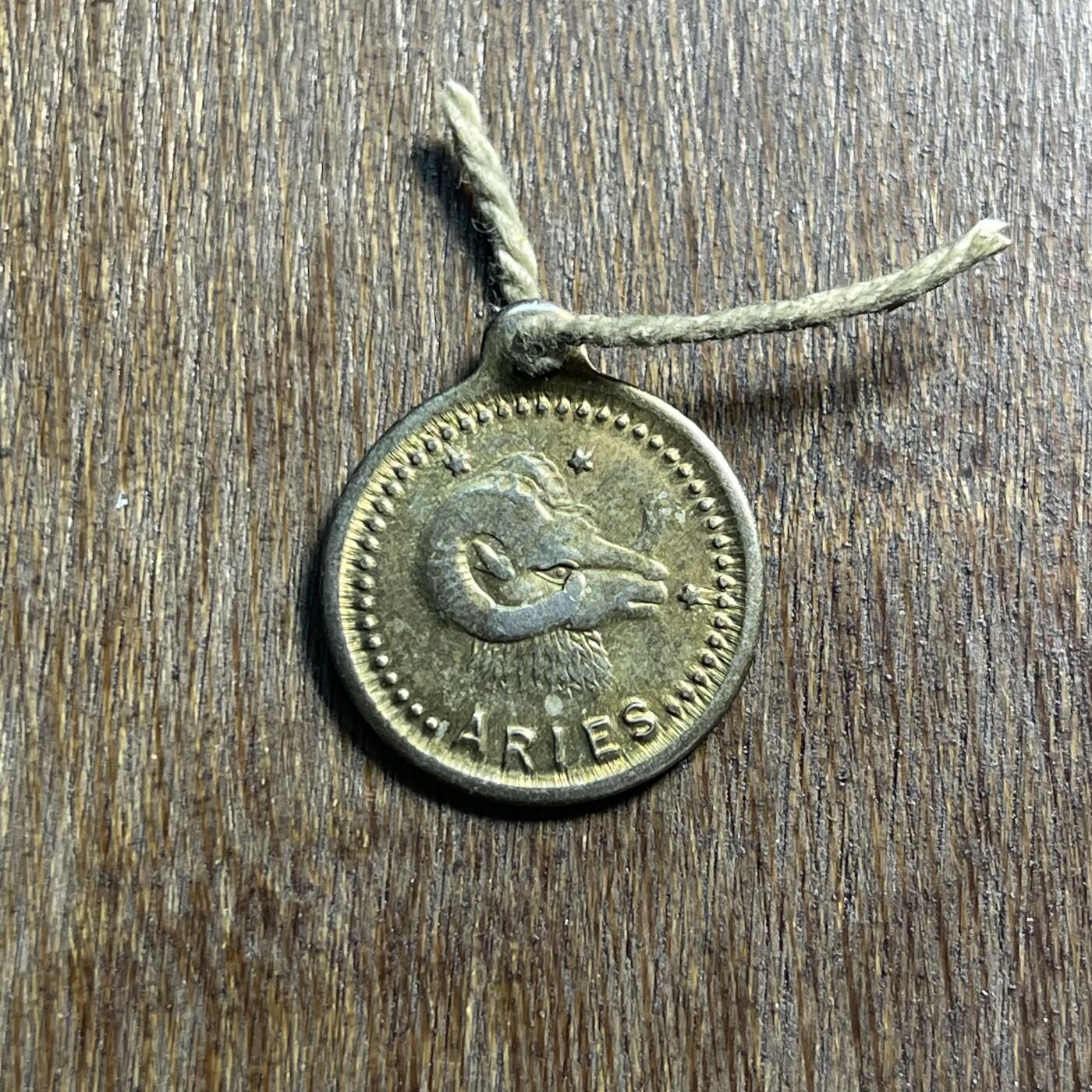 【春节前最后一拍，下一场3.3号】★第139场★散币场。不寄存，30包邮。不满30元，支付5元运费。《接受代拍 代送NGC评级》 17【无寄存】星座吊坠一枚 可做吊坠手链等 两面不同星座