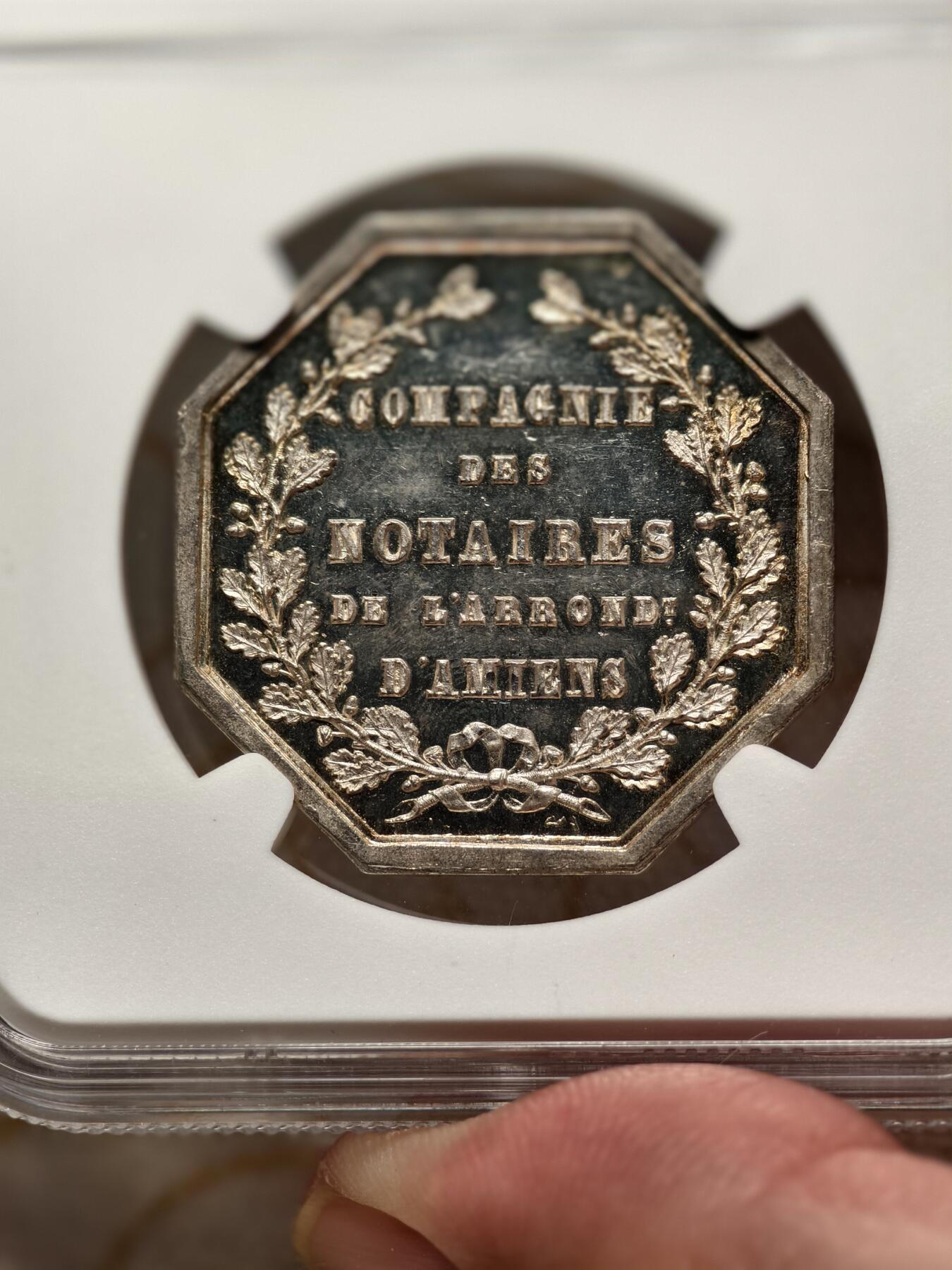 抚柳草堂-第十期章牌钱币  奖章勋章限时免佣 满百包邮 放漏专场 1854NGC MS64 法国亚眠公证处八角银章 极美品PL底板 950银丰饶角银标