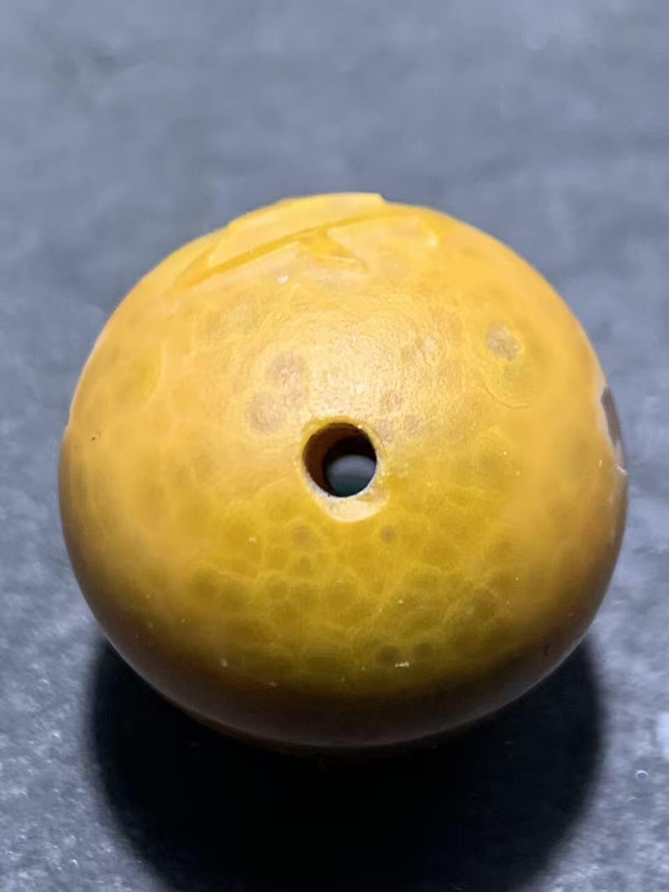 精美冰飘心风化鱼籽纹战国红玛瑙手工雕刻宁圆珠一颗！