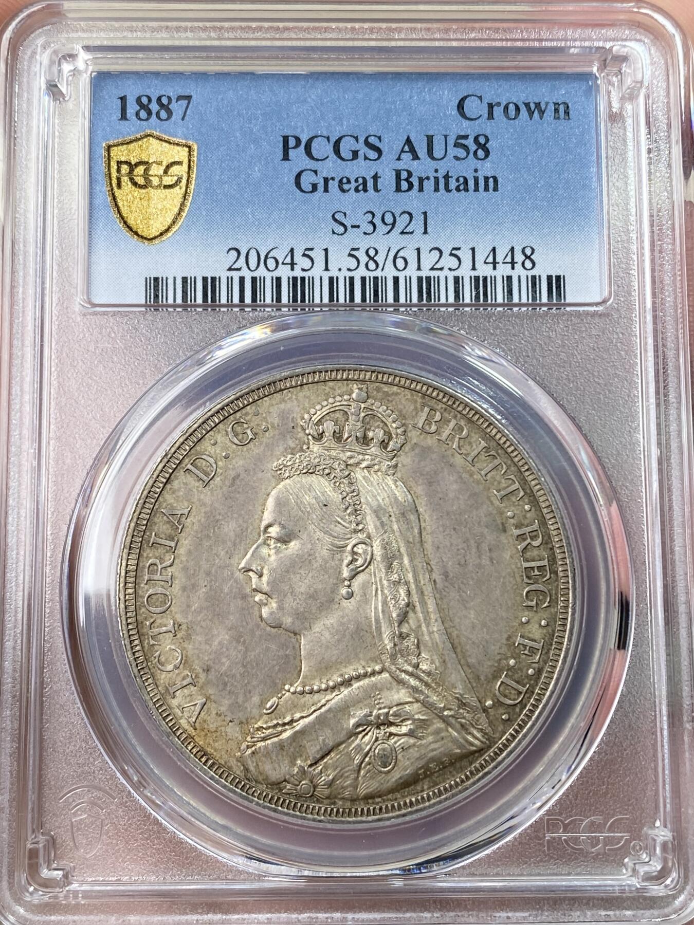 万国钱币拍卖第059期 PCGS AU58 1887年英国维多利亚女皇高冠马剑克朗  浮雕感圣乔治屠龙 原味淡彩状态舒适