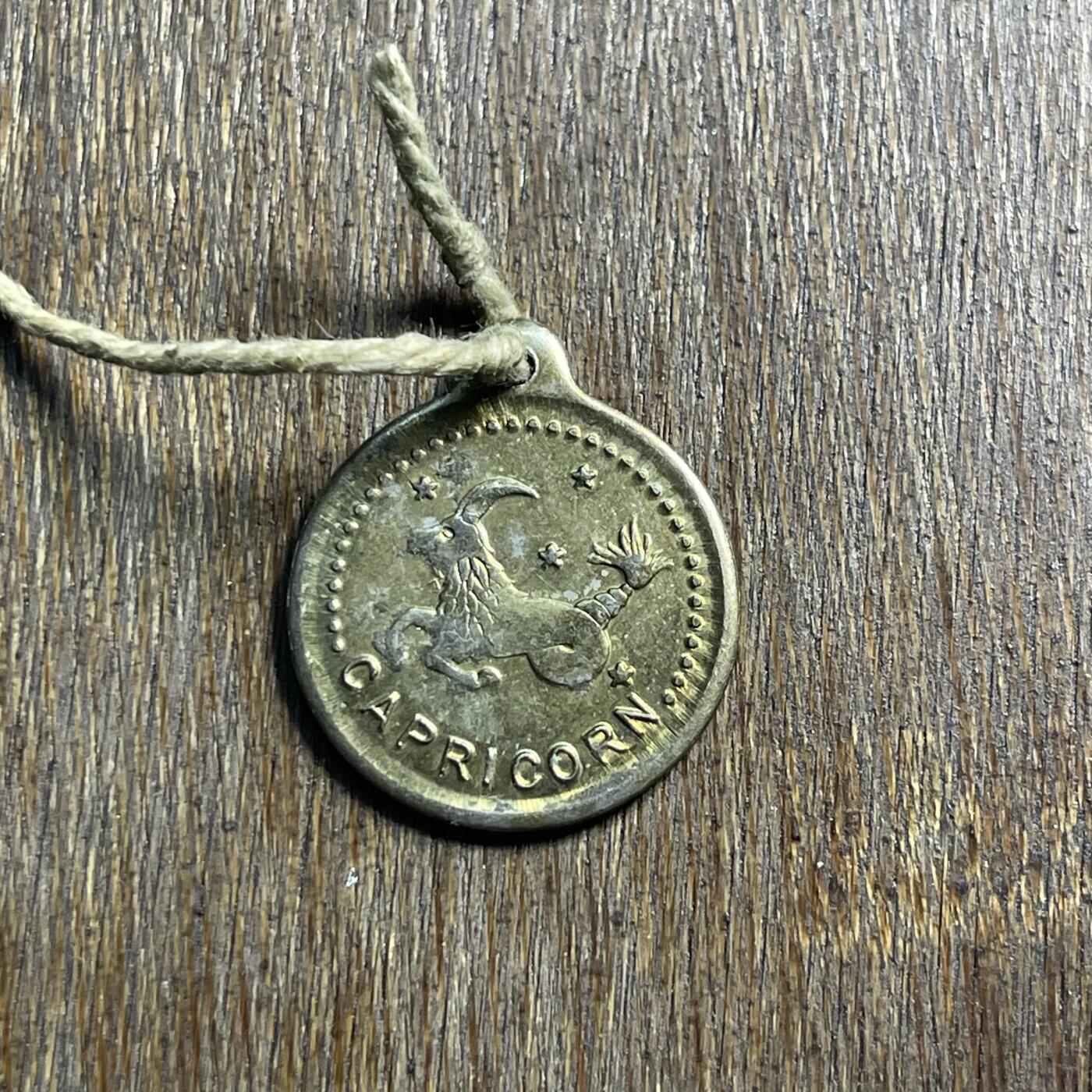 【春节前最后一拍，下一场3.3号】★第139场★散币场。不寄存，30包邮。不满30元，支付5元运费。《接受代拍 代送NGC评级》 16【无寄存】星座吊坠一枚 可做吊坠手链等 两面不同星座