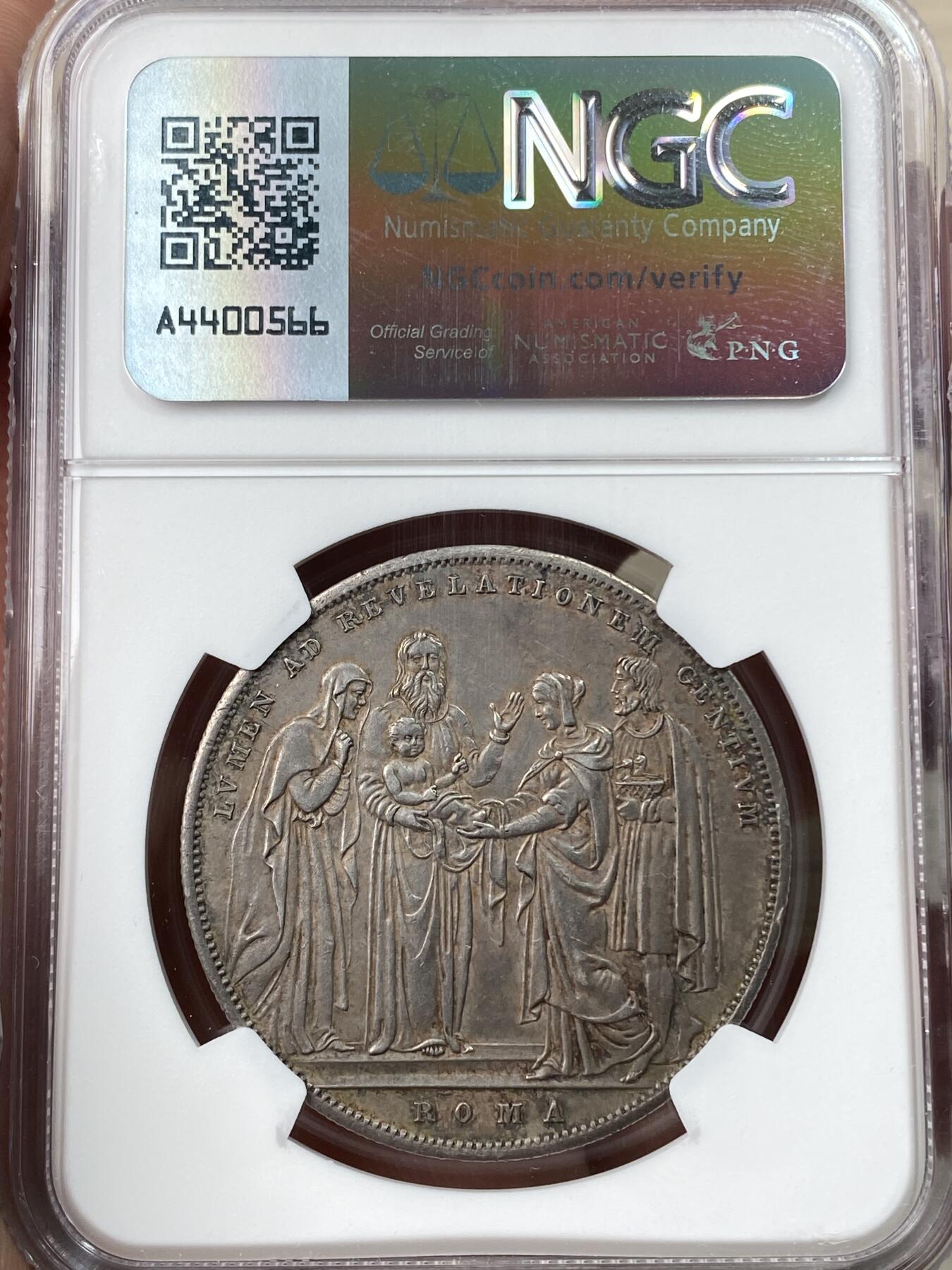 万国钱币拍卖第059期 NGC UNCD 1834年教皇国格雷戈里十六世斯库多大银币 教皇国名誉品种 路加福音2:21-39场景 玛丽和约瑟夫前往耶路撒冷圣殿进行三个仪式：在第八天为男孩行割礼（利未记12:3） 在分娩后为母亲行净化仪式（利未纪12） 以及为长子行救赎仪式（出13:12-13）